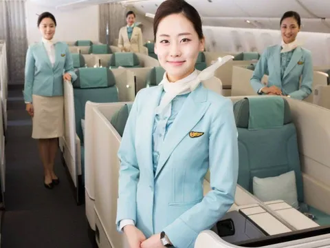 Vì sao tiếp viên hàng không thường mặc váy thay vì quần dài? Sự thật phía sau gây bất ngờ