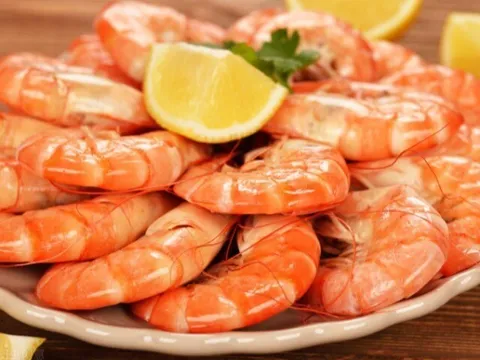 Luộc tôm đừng dùng hành, gừng để khử tanh, chỉ cần thêm thứ này tôm thơm lừng, đỏ đẹp