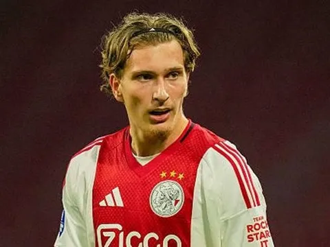 Manchester United hỏi mua Mika Godts từ Ajax