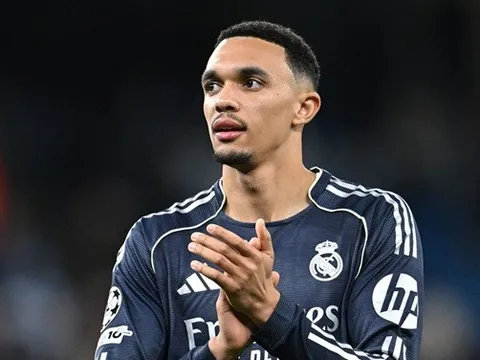 Trent lột xác công thủ toàn diện trước Man City