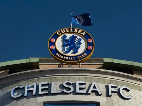 Đối thủ phẫn nộ khi Chelsea thoát trừ điểm