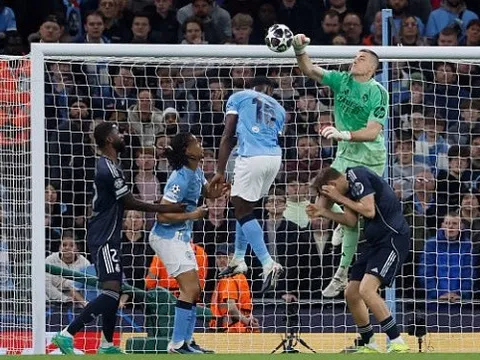 Thay Courtois rực sáng trước Man City, Lunin được UEFA vinh danh