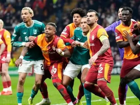 CĐV Galatasaray tạo "biển lửa" chào đón đội nhà tại Liverpool