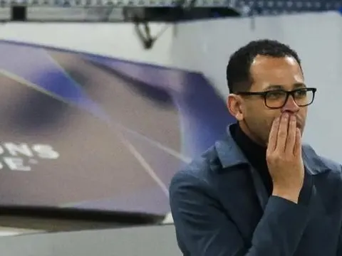 Liam Rosenior bảo vệ quyết định "giương cờ trắng" sớm trước PSG