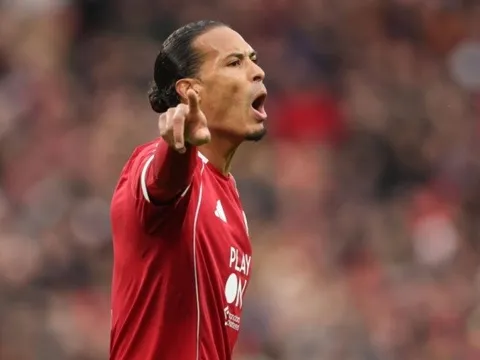 Van Dijk thắp lửa Anfield, quyết cùng Liverpool ngược dòng