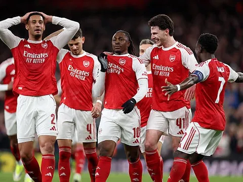 Thắng Leverkusen, Arsenal vô tình dọn đường C1 cho Liverpool