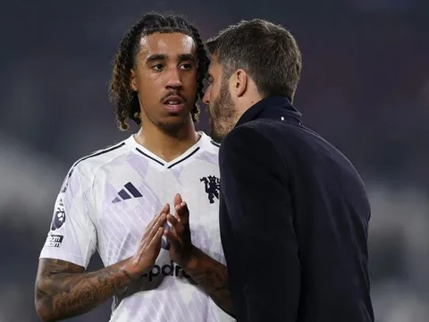 Carrick nâng tầm Leny Yoro bằng tư duy tiền vệ đẳng cấp