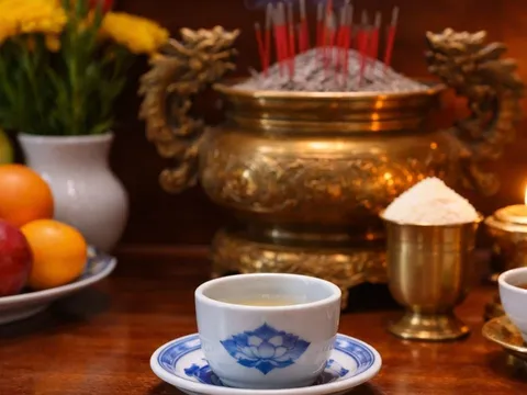 Thắp hương có thể dùng nước ngọt, cà phê, trà thay nước lọc không? Ý nghĩa thật sự của chén nước trên ban thờ