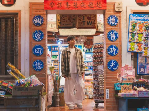 Ca sĩ Isaac khám phá vẻ đẹp di sản và thiên nhiên miền Trung Đài Loan