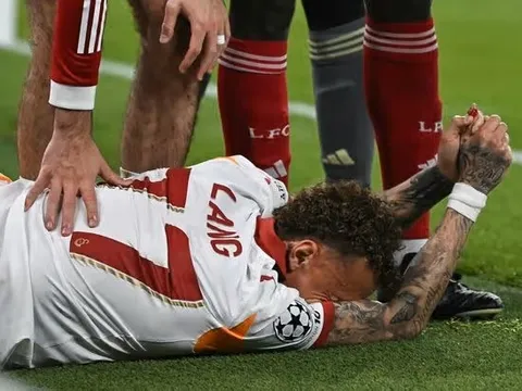 Va đập biển quảng cáo ở Anfield, Noa Lang đứt rời ngón tay