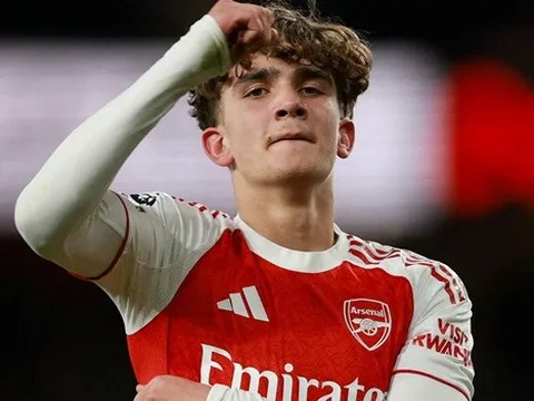 Cha và anh trai lấy bằng FIFA quản lý thần đồng Arsenal