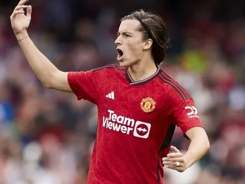 Từ sai lầm Carreras nhìn về cơn khát hậu vệ biên của MU