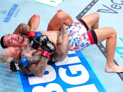 Charles Oliveira đáp trả chỉ trích: 'Ghen tị thôi, tôi đã khiến Max Holloway trông quá dễ dàng'