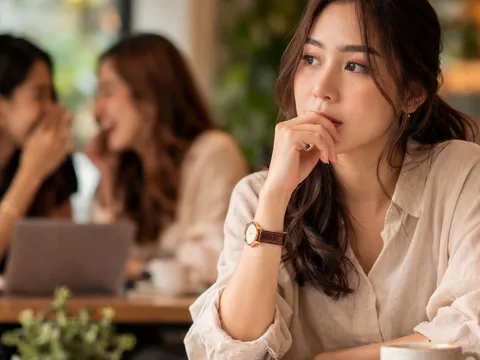 Người sống khôn ngoan thường giữ im lặng trước 3 chuyện này