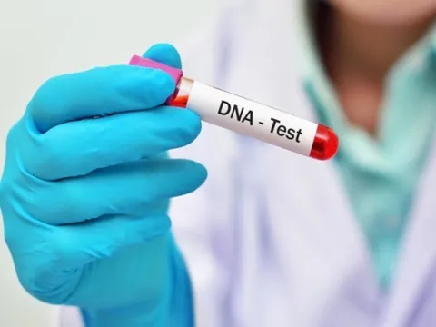 Bà đưa cháu gái 4 tuổi đi xét nghiệm ADN dù tin chắc "là cháu của mình", kết quả sau đó khiến bà chết lặng