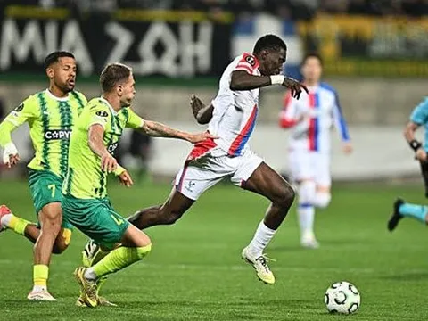 Cú đúp của Sarr giúp Palace thắng nhọc nhằn AEK Larnaca