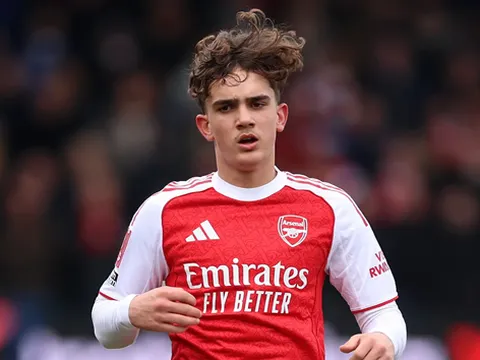 Arsenal phải in thủ công áo đấu vì thần đồng Max Dowman