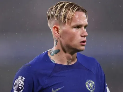 Bị cấm thi đấu, Mudryk gây sốc với diện mạo lạ lẫm