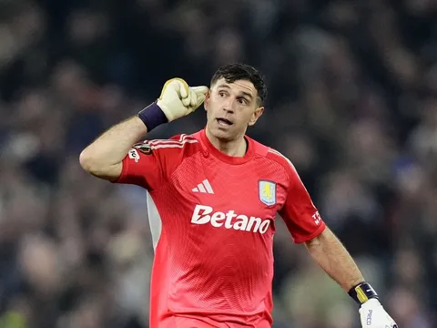 Vào tứ kết Europa League, McGinn gọi Martinez là gã điên