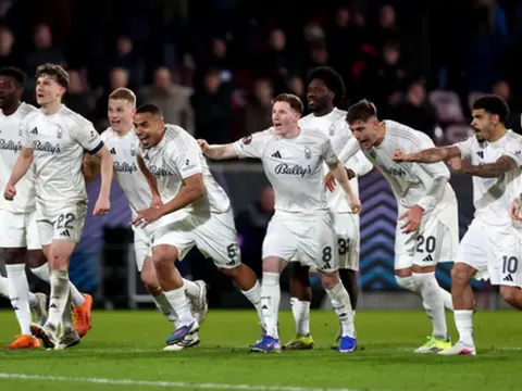 Forest tái hiện lịch sử sau 28 năm giữa tâm bão Ngoại hạng Anh