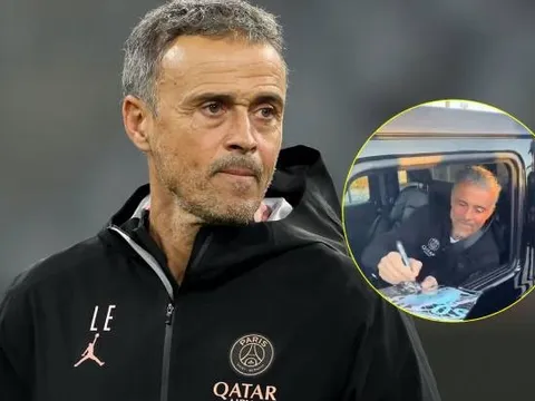 Enrique cười trừ khi bị fan hỏi chuyện dẫn dắt MU