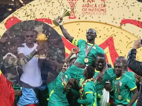 Bị tước chức vô địch, Senegal mang cúp vào căn cứ quân sự