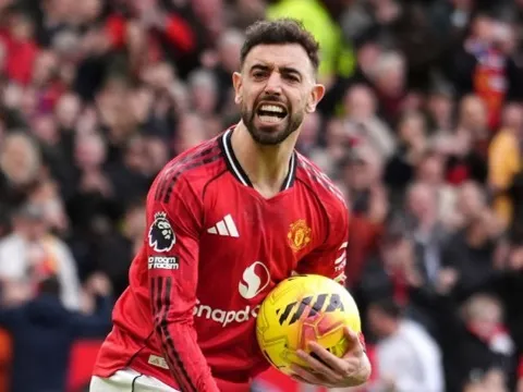 Neville kinh ngạc trước thống kê của Bruno Fernandes