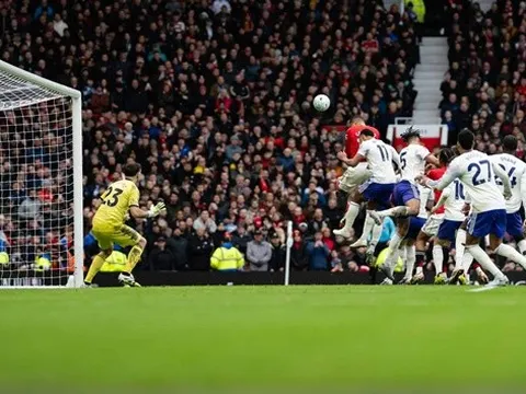 Carrick chỉ tên người giúp MU thống trị bóng chết