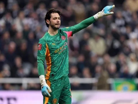 Pep Guardiola chọn James Trafford bắt chung kết Carabao Cup