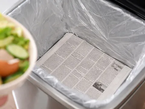 Đặt một tờ giấy vào đáy thùng rác: Mẹo nhỏ đơn giản bất ngờ, giàu nghèo đều cần lại dễ làm