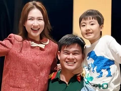 Hoà Minzy lần đầu chia sẻ khoảnh khắc Đại uý Thăng Văn Cương cùng gia đình sang nhà thưa chuyện cưới xin.