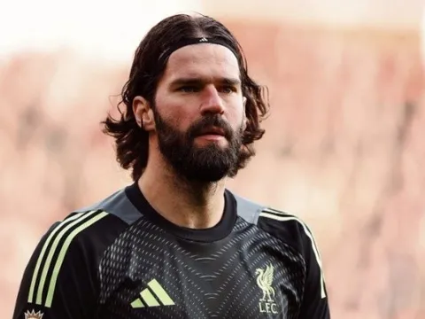 Alisson dính chấn thương, Liverpool mất trụ cột đấu Brighton