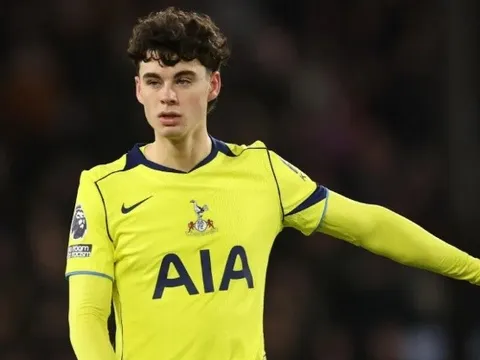 MU tận dụng khủng hoảng của Spurs để mua Archie Gray