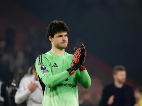 Lammens ngẩng cao đầu rời sân dù MU đánh rơi chiến thắng