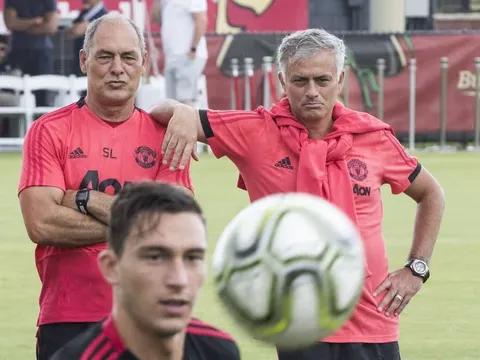 Cựu trợ lý MU qua đời, Mourinho nghẹn ngào tiễn biệt