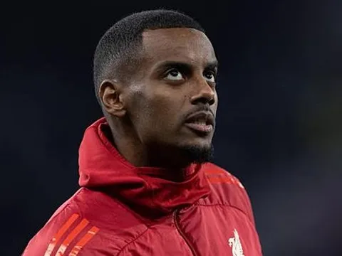 Arne Slot xác nhận Alexander Isak trở lại ở trận gặp PSG