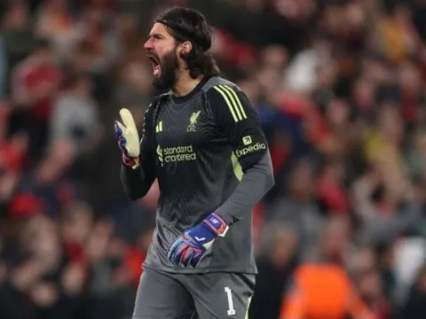 Alisson xác nhận nghỉ thi đấu dài hạn, Liverpool lo sốt vó