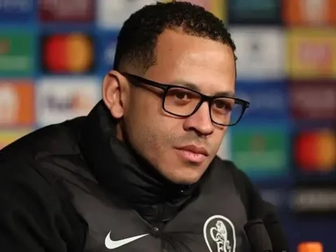 HLV Rosenior hé lộ kế hoạch mua sắm của Chelsea