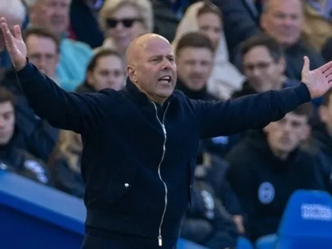 Arne Slot thừa nhận áp lực nặng nề tại Liverpool