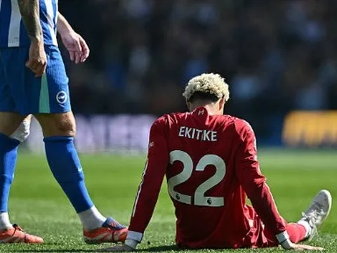 Ekitike không gặp chấn thương nặng như lo ngại ban đầu