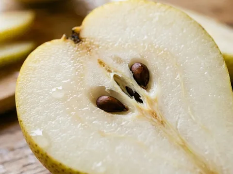 Ăn lê tưởng tốt nhưng nhiều người không biết: Phần này có thể gây hại nếu dùng sai cách