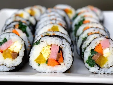 Cách làm cơm cuộn rong biển ngon tại nhà