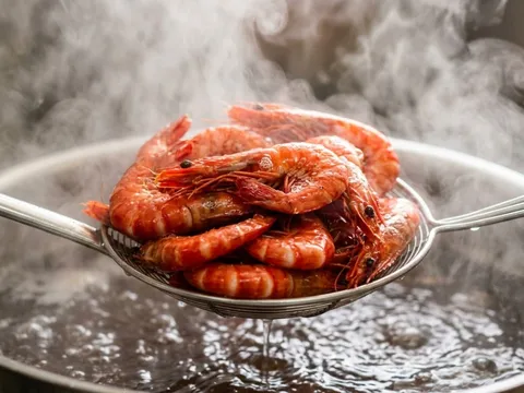 Luộc tôm đừng chỉ cho nước: Thêm thứ này, tôm đỏ au, thơm ngọt gấp đôi