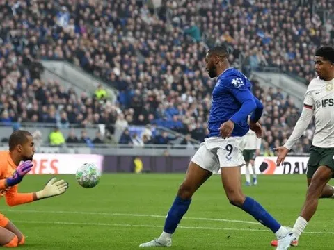 Hàng thủ mơ ngủ báo hại Chelsea trong trận thua thảm Everton