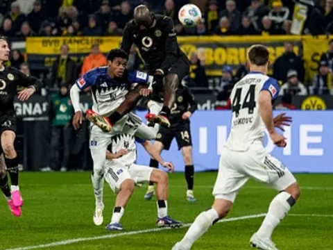 Bensebaini lập cú đúp giúp Dortmund thắng ngược Hamburger SV 3-2