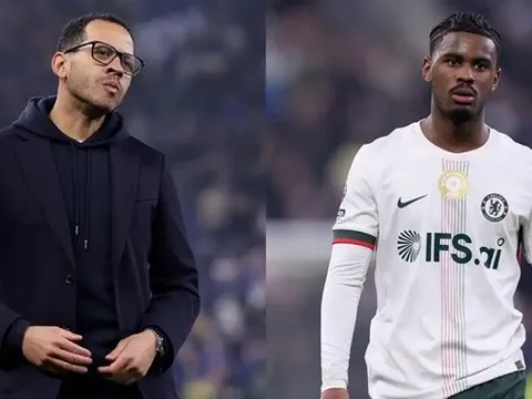 Hato tiết lộ HLV Rosenior không nói nên lời sau trận thua Everton