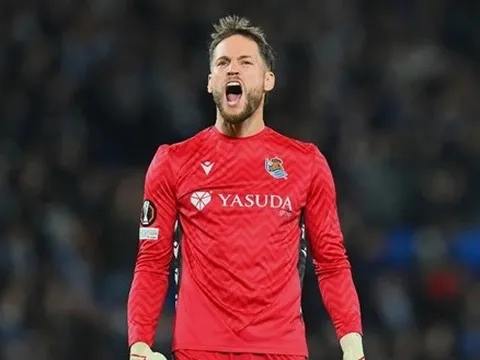 Deco trực tiếp đàm phán vụ Alex Remiro về Barca