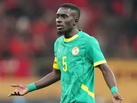 Bức xúc vụ tước ngôi vương, Gueye đòi gom huy chương trả Morocco