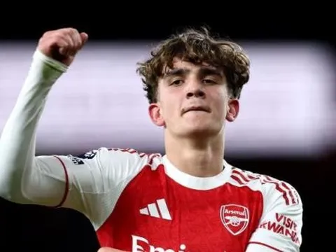 Thoát quy định oái oăm, thần đồng Arsenal sẵn sàng đá chung kết