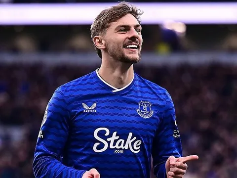 Everton từ chối bán Dewsbury-Hall cho MU